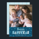Tarjeta Festiva Blue Happy Hanukkah Photo Moderne Fun Typography<br><div class="desc">"Feliz Hanukkah". Una tipografía divertida, juguetona, caprichosa, hecha a mano junto con un patrón aleatorio de la estrella de David en azul polvoriento, todo sobre líneas dibujadas a mano azul marino a medianoche en un fondo azul verde azulado oscuro, junto con una foto de tu elección, te ayuda a iniciar...</div>