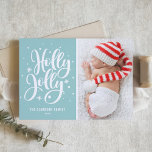 Tarjeta Festiva Blue Holly Jolly Hand Letter Baby Photo<br><div class="desc">Festividad Holly Jolly tarjeta de vacaciones con foto manuscrita | Enviar saludos festivos a la familia y amigos con esta tarjeta plana de vacaciones de personalizable. Cuenta con un overlay con letras a mano "holly jolly" con acento de nieve y copos de nieve. Personalizar añadiendo tu foto favorita. Los elementos...</div>