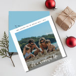 Tarjeta Festiva Blue It's A WonMaravilloso Life Navidades Beach Ph<br><div class="desc">¡Envíe sus cálidos deseos de vacaciones con esta tarjeta de Navidades de fotos de la playa "It's A WonMaravilloso Life"! Con una playa de arena tropical y tonos azul cielo, es ideal para los amantes del océano. Con un moderno diseño de guiones e inserción de fotos, esta tarjeta es una...</div>