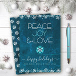 Tarjeta Festiva Blue Peace Joy Love Snowflake Typography Simple<br><div class="desc">"Paz, alegría y amor." Un ilustracion divertido, lúdico, con copos de nieve y una tipografía moderna sobre un fondo de agua de mármol azul verde azulado y profundo te ayudarán a entrar en temporada de vacaciones. Otros copos de nieve blancos y puntos de confeti enmarcan la carta. En la parte...</div>