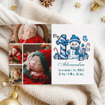 Tarjeta Festiva Blue Snowman 4 Photo First Christmas<br><div class="desc">Celebre la primera temporada de vacaciones de su pequeño hijo con este alegre diseño de invierno con un número de manitas azules, adorables muñecos de nieve, y dulces y regalos dispersos. Personalizar con la foto de su bebé y los detalles de su nacimiento para crear un recuerdo que le traiga...</div>