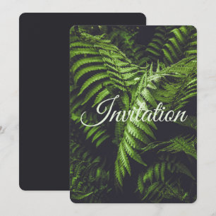 Tarjeta Festiva Boda en un bosque sombrío y verde con helechos de