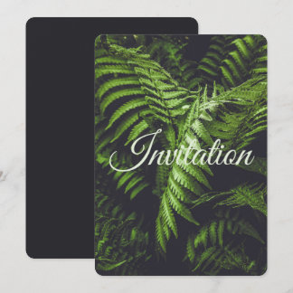 Tarjeta Festiva Boda en un bosque sombrío y verde con helechos de