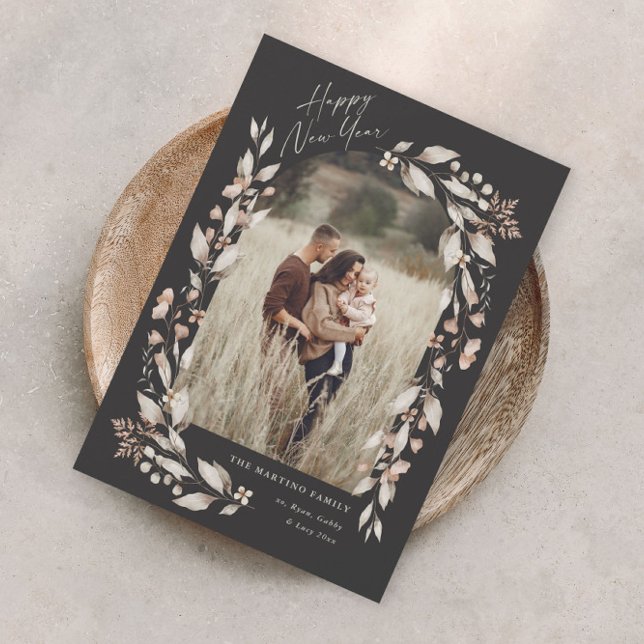 Tarjeta Festiva Boho Wildflower Arco Foto Año Nuevo (Boho wildflower arch photo new years card with modern happy new year script.)