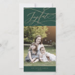 Tarjeta Festiva Boletín Romantic Gold Green Joyful Photo Family<br><div class="desc">Esta romántica tarjeta de vacaciones de la familia de fotos alegres y doradas doradas es el sencillo y perfecto saludo de vacaciones. El moderno diseño clásico presenta vistosos remolinos y florituras con una preciosa y elegante tipografía de Relieve metalizado de oro con chaflán a mano con letras falsas y oro....</div>