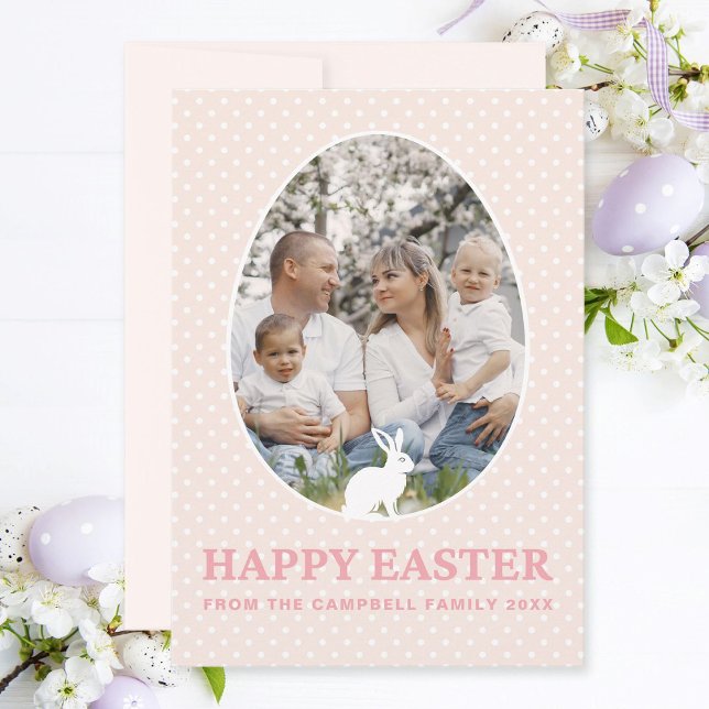 Tarjeta Festiva Bonito Apricot Apricot Forma de Huevo Rosa Foto (Modern, apricot pink family photo Easter card with egg-shaped photo frame and cute rabbits.)