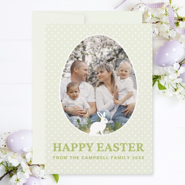 Tarjeta Festiva Bonito Conejo Pastel Forma de Huevo Verde Foto Pas (Modern, pastel green family photo Easter card with egg-shaped photo frame and cute bunnies.)