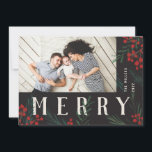 Tarjeta Festiva Botánica tipográfica Foto Merry<br><div class="desc">Completamente personalizable en todos los sentidos posibles, esta nueva colección de tarjetas de vacaciones cuenta con nuestras originales bayas de invierno pintadas a mano y obras de arte folclórico. Los audaces saludos modernos entrelazados entre las obras de arte hacen una extraña declaración tipográfica que destaca. Esta colección incluye varias opciones...</div>
