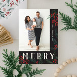 Tarjeta Festiva Botánica tipográfica Foto Merry<br><div class="desc">Completamente personalizable en todos los sentidos posibles, esta nueva colección de tarjetas de vacaciones cuenta con nuestras originales bayas de invierno pintadas a mano y obras de arte folclórico. Los audaces saludos modernos entrelazados entre las obras de arte hacen una extraña declaración tipográfica que destaca. Esta colección incluye varias opciones...</div>