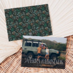 Tarjeta Festiva Botánicos de invierno vírgenes Fotos navideñas<br><div class="desc">Tarjeta fotográfica de Navidad vintage y festiva con tipografía que dice "Feliz Navidad". Añade tu foto horizontal de la familia. En la parte posterior de la tarjeta se muestra el ilustracion a mano de los productos botánicos de invierno.</div>