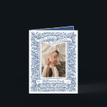 Tarjeta Festiva Bountiful Branches Dark Blue Hanukkah Photo Card<br><div class="desc">Las ramas y las bayas diminutas abundan en este marco fotográfico hecho a mano. La cinta de abajo dice "Un Hanukkah muy feliz" - la imagen puede ser cambiada en color o borrada para que puedas añadir tu propio saludo tipeado. A continuación se muestran el nombre de la familia y...</div>