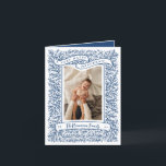 Tarjeta Festiva Bountiful Branches Dark Blue Hanukkah Photo Card<br><div class="desc">Las ramas y las bayas diminutas abundan en este marco fotográfico hecho a mano. La cinta de abajo dice "Un Hanukkah muy feliz" - la imagen puede ser cambiada en color o borrada para que puedas añadir tu propio saludo tipeado. A continuación se muestran el nombre de la familia y...</div>