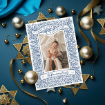 Tarjeta Festiva Bountiful Branches Dark Blue Hanukkah Photo Card<br><div class="desc">Las ramas y las bayas diminutas abundan en este marco fotográfico hecho a mano. La cinta de abajo dice "Un Hanukkah muy feliz" - la imagen puede ser cambiada en color o borrada para que puedas añadir tu propio saludo tipeado. A continuación se muestran el nombre de la familia y...</div>