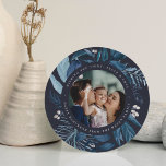 Tarjeta Festiva Bountiful | Round Hanukkah Photo<br><div class="desc">La elegante tarjeta de fotos de Hanukkah,  de forma redonda única,  presenta una foto favorita rodeada de follaje botánico azul hielo y pequeñas bayas blancas. Personaliza con un saludo personalizado Hanukkah (mostrado con "deseándote amor,  luz y paz"),  y tus nombres se curvaron alrededor de la foto.</div>