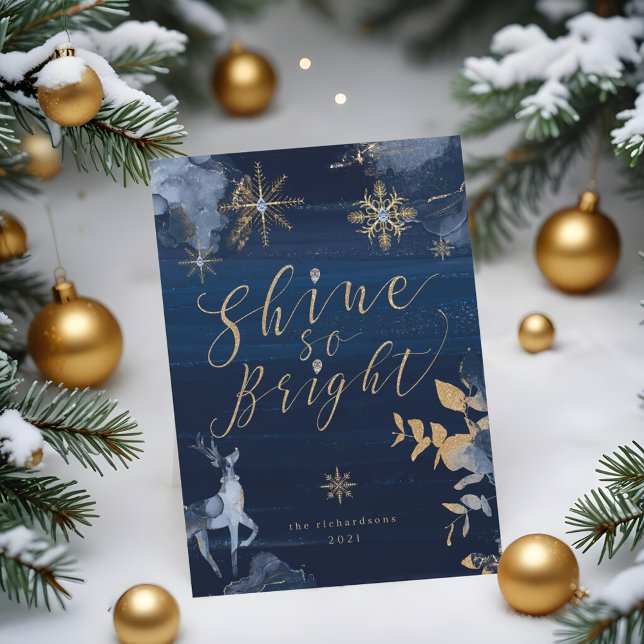 Tarjeta Festiva Brillan tan brillante copos de nieve y reno de la  (Shine So Bright Navy Gold Snowflakes & Reindeer Holiday Card)
