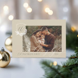 Tarjeta Festiva Brillante Glory Winter Garland Monograma Escudo Fo<br><div class="desc">Disfrute de la brillante gloria de la temporada navideña con nuestra tarjeta de vacaciones de Navidades de escudo con monograma de pastizales de invierno. Nuestra tarjeta personalizada incluye el diseño de nuestro escudo de monograma de guirnaldas de invierno con su foto. Personalizar con firma familiar y monograma. Difunde el amor...</div>