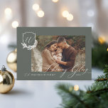 Tarjeta Festiva Brillante Glory Winter Garland Monograma Escudo Fo<br><div class="desc">Disfrute de la brillante gloria de la temporada navideña con nuestra tarjeta de vacaciones de Navidades de escudo con monograma de pastizales de invierno. Nuestra tarjeta personalizada incluye el diseño de nuestro escudo de monograma de guirnaldas de invierno con su foto. Personalizar con firma familiar y monograma. Difunde el amor...</div>