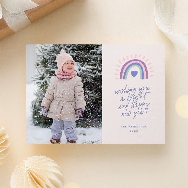 Tarjeta Festiva Brillante guión arco iris Feliz Año Nuevo (bright and colorful new year photo card with hand drawn rainbow)