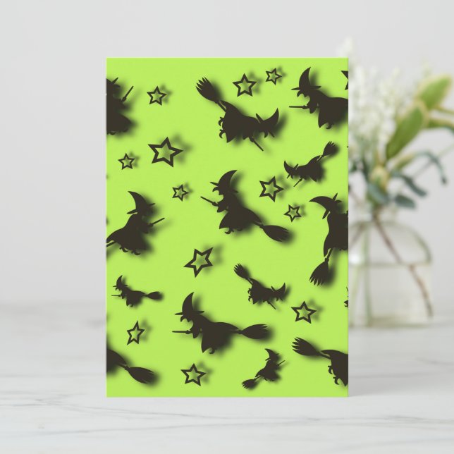 Tarjeta Festiva Bruja volando entre estrellas en la noche de Hallo (Anverso de pie)