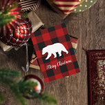 Tarjeta Festiva Búfalo Rojo Tapado y Oso | Entrega de nombre perso<br><div class="desc">Presentamos nuestra colección personalizada de regalos "Red Buffalo Plaid & Bear", disponible exclusivamente en Zazzle! Esta encantadora colección está diseñada para darle un toque de encanto rústico y calidez personalizada a su experiencia de obsequio. Explora nuestra colección hoy y descubre la alegría de dar regalos personalizados que resuenan con el...</div>