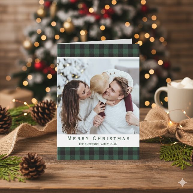Tarjeta Festiva Búfalo verde ruidoso en la foto navideña (Rustic Green Buffalo Plaid Merry Christmas Photo Holiday Card)