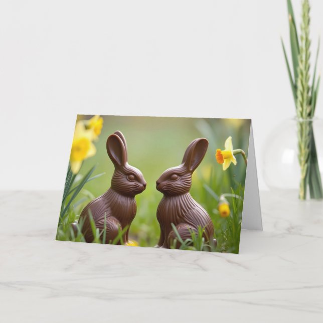 Tarjeta Festiva Bunnids de chocolate de Pascua en un jardín (Anverso)