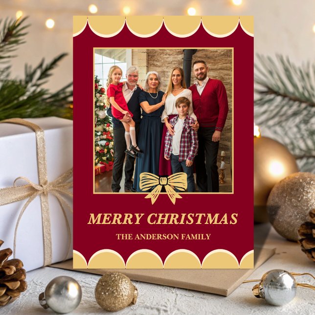 Tarjeta Festiva Burgundy Gold Bow Scalloped Family Christmas Photo (Subido por el creador)