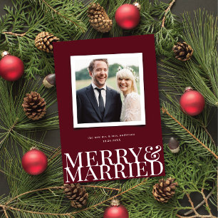 Tarjeta Festiva Burgundy Merry y Navidades recién casados. Foto