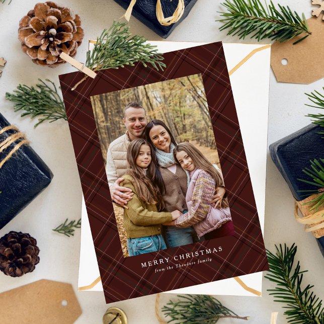 Tarjeta Festiva Burgundy plaid classic traditional Christmas photo (Subido por el creador)