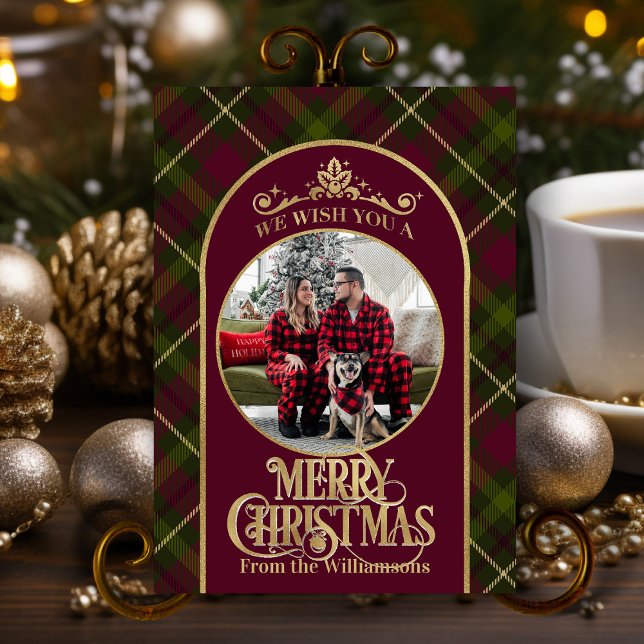 Tarjeta Festiva Burgundy y Green Plaid Con Navidades De Nombre Y F (elegant classic Christmas card burgundy, green and gold personalized with family name and photo)