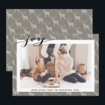 Tarjeta Festiva Burlap Gris Rústico Marrón Elegante Guión Minimali<br><div class="desc">Rústico Burlap Gris Marrón Elegante Script Tarjeta Minimalista de vacaciones. Envíe personalizable y saludos personalizados de vacaciones a amigos, colegas y familia en festividades de diseño fotográfico simple, moda, elegante y moderno, tarjetas de estilo minimalista natural! Una hermosa caligrafía de "alegría" enmarca tu foto delante. A continuación, la foto muestra...</div>