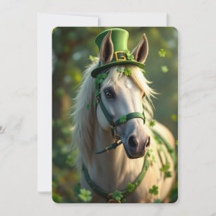 Tarjeta Festiva Caballo cortado con gorra verde, brida y rocas de