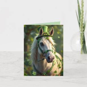 Tarjeta Festiva Caballo cortado con gorra verde, brida y rocas de