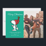 Tarjeta Festiva Cacahuetes | Snoopy Winter Merry Christmas<br><div class="desc">Celebra la temporada con esta encantadora tarjeta de vacaciones con Snoopy en una deliciosa escena de invierno, difundiendo alegría festiva con un saludo de "Feliz Navidad". Perfecto para enviar cálidos deseos a amigos y familia, este diseño capta la alegría y la magia de las vacaciones con el querido personaje de...</div>