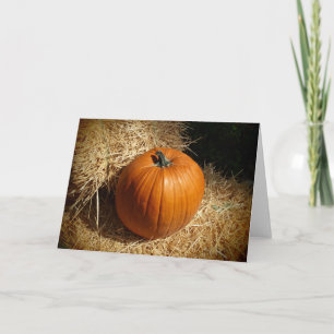 Tarjeta Festiva Calabaza sobre pacas de heno