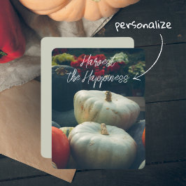 Tarjeta Festiva Calabazas otoñales en un jardín rústico