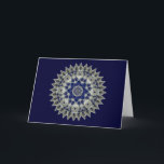 Tarjeta Festiva Caleidoscopio azul de Jánuca del diamante y del<br><div class="desc">Esta tarjeta ofrece un caleidoscopio abstracto en forma de la mandala en sombras estacionales perfectas del azul del zafiro y de cobalto.  El mensaje y la línea interiores de la firma son plantillas a personalizar o a quitar como usted desea.  ¡Disponible de tamaño de tarjeta de nota también!</div>