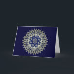 Tarjeta Festiva Caleidoscopio azul de Jánuca del diamante y del<br><div class="desc">Esta tarjeta ofrece un caleidoscopio abstracto en forma de la mandala en sombras estacionales perfectas del azul del zafiro y de cobalto.  El mensaje y la línea interiores de la firma son plantillas a personalizar o a quitar como usted desea.  ¡Disponible de tamaño de tarjeta de nota también!</div>