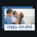 Tarjeta Festiva Caligrafía azul moderna Happy Hanukkah Photo<br><div class="desc">¡Feliz Hanukkah! Envíe los deseos de Hanukkah a la familia y amigos con esta tarjeta plana de fotos de personalizable. Presenta caligrafía azul moderna con un patrón de aceitunas. Personalice agregando nombres y una foto. Esta tarjeta de escritura Happy Hanukkah está disponible en otro material.</div>