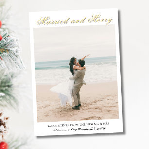 Tarjeta Festiva Caligrafía Casados y Alegres Texto Dorado Suave