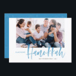 Tarjeta Festiva Caligrafía de pincel azul La foto más feliz de Han<br><div class="desc">¡El Hanukkah más feliz! Envíe saludos de vacaciones a sus seres queridos con esta tarjeta plana Happy Hanukkah con letras a mano. Presenta una caligrafía moderna de pincel azul con un delicado patrón de nieve a juego. Personalice agregando una foto, nombres, fecha y mensaje. Esta tarjeta festiva de caligrafía azul...</div>