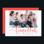 Tarjeta Festiva Caligrafía del pincel rojo más feliz Hanukkah Foto<br><div class="desc">¡El Hanukkah más feliz! Envíe saludos de vacaciones a sus seres queridos con esta tarjeta plana Happy Hanukkah con letras a mano. Presenta un pincel rojo y caligrafía moderna con un patrón de nieve delicado a juego. Personalice agregando una foto, nombres, fecha y mensaje. Esta tarjeta de vacaciones de caligrafía...</div>