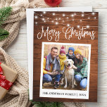 Tarjeta Festiva Caligrafía Madera Ilumina Foto Instantánea De Cáma<br><div class="desc">Guión moderno de caligrafía divertida,  foto al estilo de la cámara instantáneo Tarjeta navideña de Feliz - Madera rústica de campo con cadenas</div>