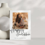 Tarjeta Festiva Caligrafía minimalista - Foto de Hanukkah<br><div class="desc">Celebre el estilo de Hanukkah con esta minimalista tarjeta de festividad fotográfica que presenta una elegante caligrafía de escritura en blanco y negro. Perfecto para familias,  este diseño de moda combina tipografía moderna con tu foto favorita,  creando un saludo de vacaciones intemporal.</div>
