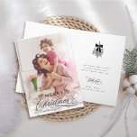 Tarjeta Festiva Caligrafía romántica Fotos navideñas plegadas<br><div class="desc">Esta tarjeta Navidad con foto doblada presenta elegantes y románticas letras de caligrafía rápida con ramas de pinecone,  estrellas y mensaje de texto personalizado dentro. Para una personalización más avanzada de este diseño,  haga clic en el BOTÓN HERRAMIENTA DE DISEÑO AZUL de arriba.</div>