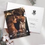 Tarjeta Festiva Caligrafía romántica Fotos navideñas plegadas<br><div class="desc">Esta tarjeta Navidad con foto doblada presenta elegantes y románticas letras de caligrafía rápida con ramas de pinecone,  estrellas y mensaje de texto personalizado dentro. Para una personalización más avanzada de este diseño,  haga clic en el BOTÓN HERRAMIENTA DE DISEÑO AZUL de arriba.</div>