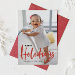 Tarjeta Festiva Caligrafía Rustic Red Moderno Happy Holidays<br><div class="desc">¡Felices Fiestas! Envíe un mensaje festivo esta temporada navideña con esta tarjeta plana de fotos de vacaciones de personalizable. Cuenta con caligrafía rústica moderna con un toque festivo. Personalice agregando una foto,  nombres,  año y otros detalles. Esta moderna tarjeta plana fotográfica de vacaciones de caligrafía está en otro material.</div>