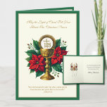 Tarjeta Festiva Cáliz eucarístico católico con Poinsettias<br><div class="desc">Esta elegante tarjeta de Navidades católicos presenta una hermosa imagen de un cáliz dorado que contiene la Eucaristía, rodeada de vibrantes poinsettias rojas. El frente de la tarjeta incluye el significativo mensaje, "Que la Luz de Cristo llene tu corazón esta temporada de Navidades", escrito en un guión elegante, junto con...</div>