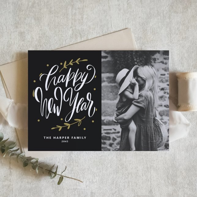 Tarjeta Festiva Calligraphy and Wreath New Year Photo Black (Customizable photo Happy New Year card featuring modern calligraphy and wreath.)