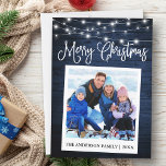 Tarjeta Festiva Calligraphy Blue Wood Ilustra la fotografía de cám<br><div class="desc">Guión moderno de caligrafía divertida,  foto al estilo de la cámara instantáneo Tarjeta navideña - Rústico País Madera azul con cadenas</div>